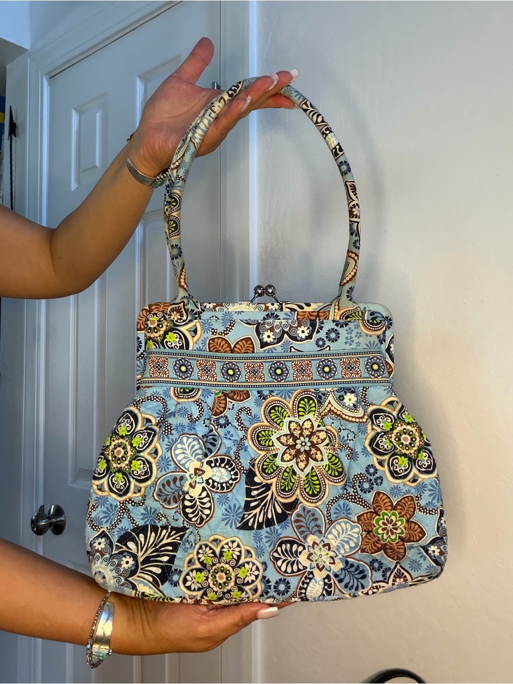 Vera. Bradley Blue Floral Patterned Women's Frame Handbag & Matching Wallet